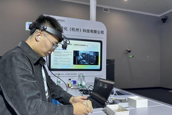 农业工厂也玩起Agent，一米八盐中甜智慧工厂登上云栖创造馆大屏 