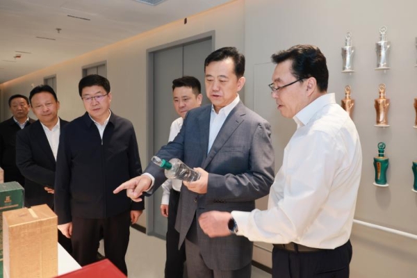 武威市委书记武和谦一行莅临皇台酒业调研指导 