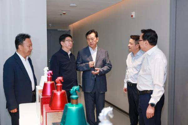武威市委书记武和谦一行莅临皇台酒业调研指导 