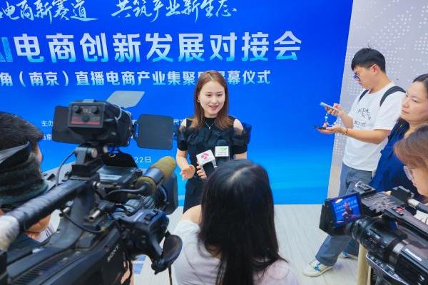 玺承集团受邀参加江苏电商创新发展大会，作为唯一电商生态服务代表参与省长闭门会议！ 
