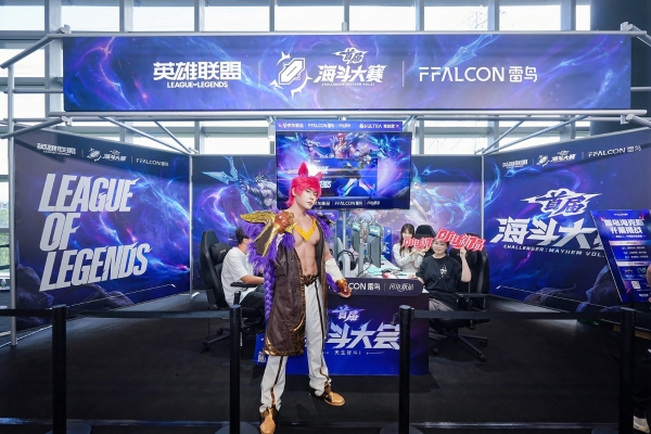不是单纯做大屏，雷鸟鹤6 Ultra竞技款为客厅游戏补上关键一环