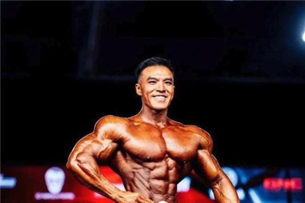 从Day1到中国健体第一人：没有人天生就是何局 