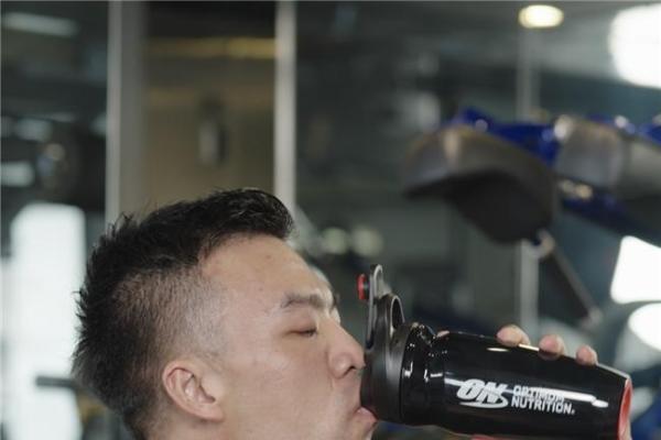 从Day1到中国健体第一人：没有人天生就是何局 