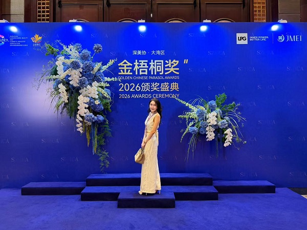 金梧桐奖作为美容行业重磅荣誉，含金量备受行业和大众公认，“年度行业领军者” 奖项更是万里挑一，并非轻易可获。该奖项由行业权威机构综合评审，根据行业口碑、企业实力、长期社会价值、消费者真实反馈、行业贡献成就多维度严苛筛选，是行业同仁与广大消费者对获奖者专业实力、经营理念与责任担当的高度认可。这份荣誉，既是对陈慧凝女士多年深耕美业赛道的肯定，也是对安生美容集团坚持顶尖服务、前沿技术、优质产品并驱发展路线的权威背书。