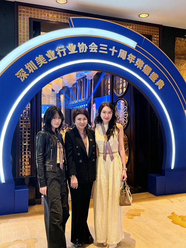 金梧桐奖作为美容行业重磅荣誉，含金量备受行业和大众公认，“年度行业领军者” 奖项更是万里挑一，并非轻易可获。该奖项由行业权威机构综合评审，根据行业口碑、企业实力、长期社会价值、消费者真实反馈、行业贡献成就多维度严苛筛选，是行业同仁与广大消费者对获奖者专业实力、经营理念与责任担当的高度认可。这份荣誉，既是对陈慧凝女士多年深耕美业赛道的肯定，也是对安生美容集团坚持顶尖服务、前沿技术、优质产品并驱发展路线的权威背书。