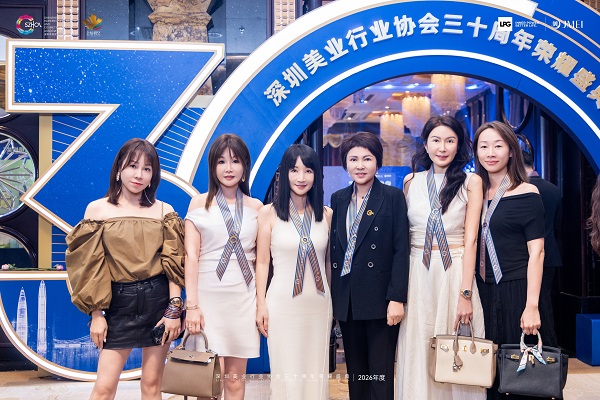 金梧桐奖作为美容行业重磅荣誉，含金量备受行业和大众公认，“年度行业领军者” 奖项更是万里挑一，并非轻易可获。该奖项由行业权威机构综合评审，根据行业口碑、企业实力、长期社会价值、消费者真实反馈、行业贡献成就多维度严苛筛选，是行业同仁与广大消费者对获奖者专业实力、经营理念与责任担当的高度认可。这份荣誉，既是对陈慧凝女士多年深耕美业赛道的肯定，也是对安生美容集团坚持顶尖服务、前沿技术、优质产品并驱发展路线的权威背书。