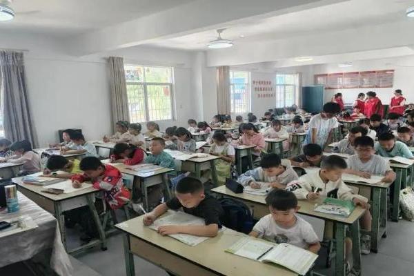 全国1.8万个免费托管点、123万家企业抢暑期生源：这个夏天，你赚到钱了吗？ 