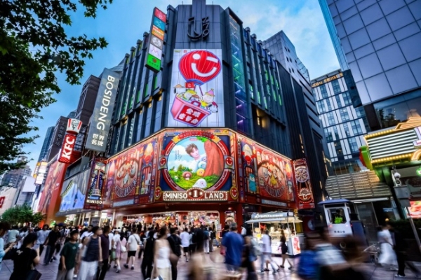 YOYO破2亿、CHOUCHOU首发售罄，名创优品IP运营能力持续释放 