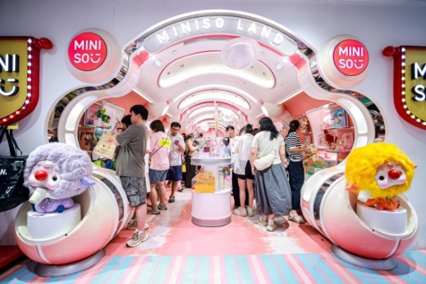 YOYO破2亿、CHOUCHOU首发售罄，名创优品IP运营能力持续释放 