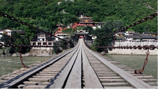 这个国庆，把假期交给泸定，大渡河畔，红色记忆与雪山云海撞个满怀 