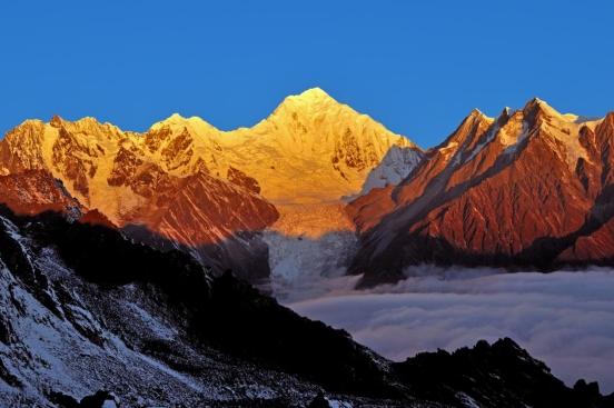 这个国庆，把假期交给泸定，大渡河畔，红色记忆与雪山云海撞个满怀 