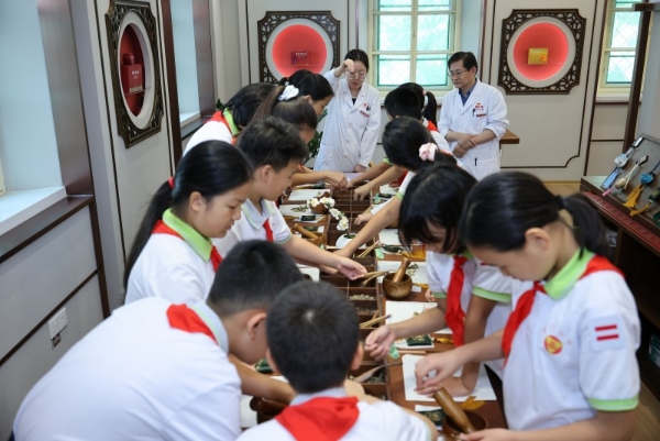 本草润心 国粹育人 北京同仁堂中医药文化进校园研学基地授牌仪式圆满举行 