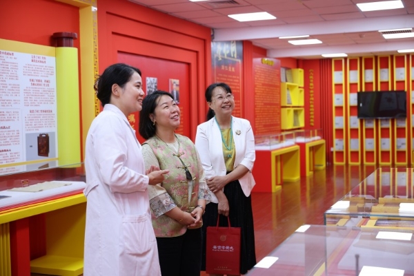 本草润心 国粹育人 北京同仁堂中医药文化进校园研学基地授牌仪式圆满举行 