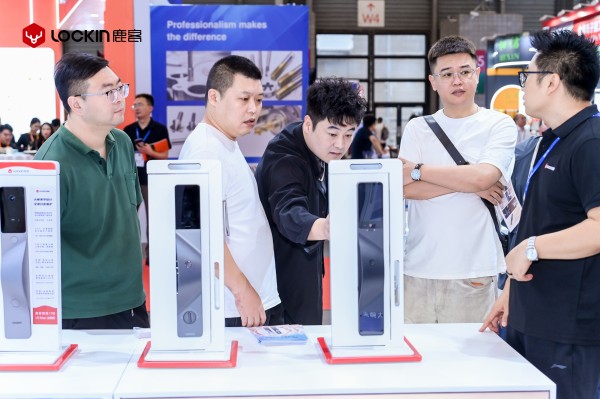 真AI真好看真便捷｜鹿客携新品V6 Max双屏版亮相2026中国国际五金展！ 