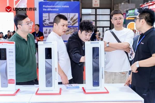 真AI真好看真便捷｜鹿客携新品V6 Max双屏版亮相2026中国国际五金展！ 
