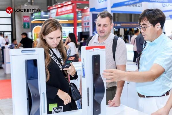 真AI真好看真便捷｜鹿客携新品V6 Max双屏版亮相2026中国国际五金展！ 