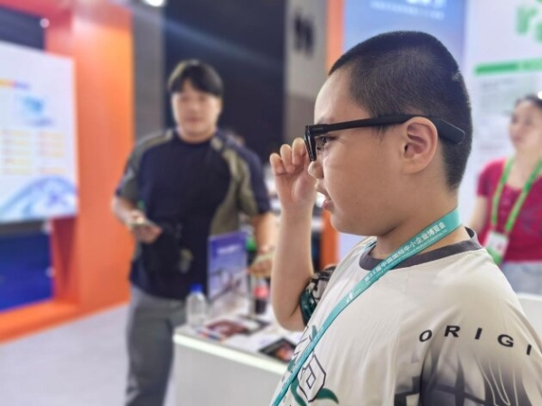 小记者探馆中博会：多元文化邂逅硬核科技，少年视角记录国际盛会 