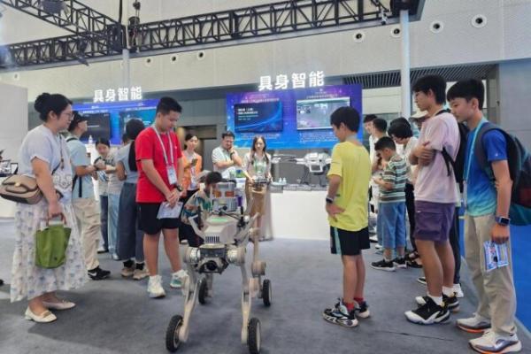 小记者探馆中博会：多元文化邂逅硬核科技，少年视角记录国际盛会 