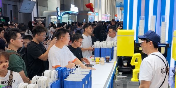 日销千杯硬核赋能，机器漫步引领现制饮品全域智能升级 