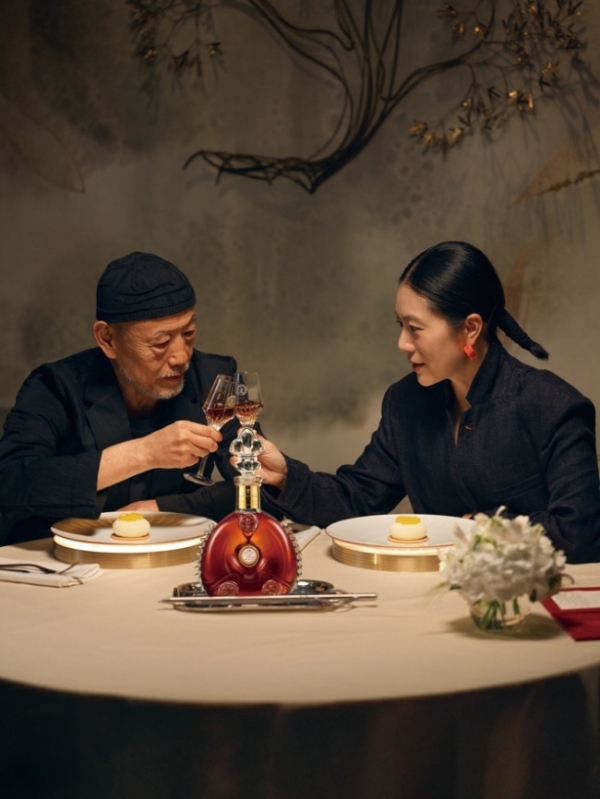 真者如故，月照心明 路易十三携手艺术家王玉平与设计师华娟 于中秋佳节礼赞时间与相聚 
