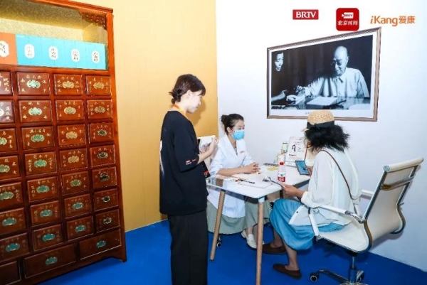 爱康集团AI生命展启幕：当硬核医疗科技遇上先锋艺术 