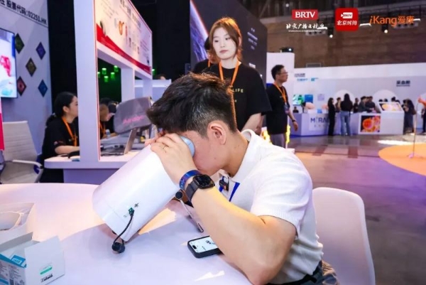 爱康集团AI生命展启幕：当硬核医疗科技遇上先锋艺术 