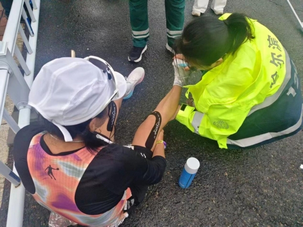 路跑新标准落地，练己“赛前防护第一课”补位起跑前防护