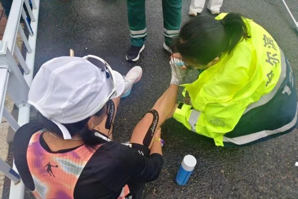 路跑新标准落地，练己“赛前防护第一课”补位起跑前防护