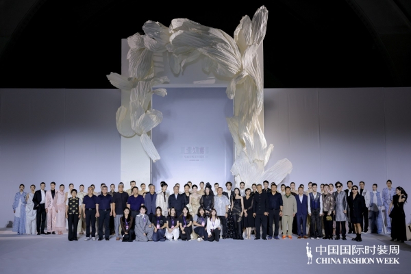 以宋锦为魂，造当代衣境 | 上久楷·边惠中2027春夏「百羽」系列亮相中国国际时装周 