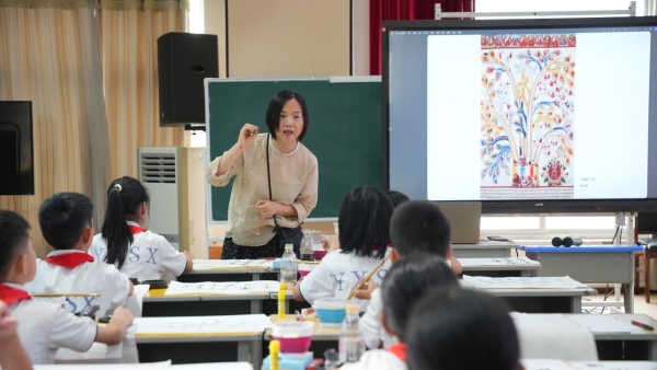 燃灯三赴岳西｜克丽缇娜 “燃灯阅读” 持续深耕乡土，以教师赋能点亮乡村阅读新课堂 
