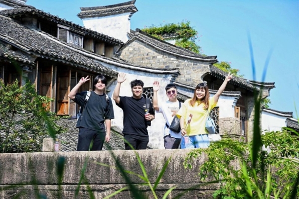 从非遗手作到AI赋能，“浙里同行，研创未来”如何为入境研学游打开新思路 