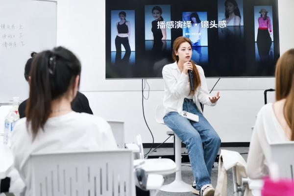 碧橙数字旗下扬趣商学院升级培养体系，助力新星主播成长 