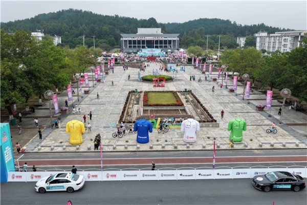 劳里·塔姆斩获2026“犀旺杯”环黄山国际公路自行车赛第二赛段冠军 