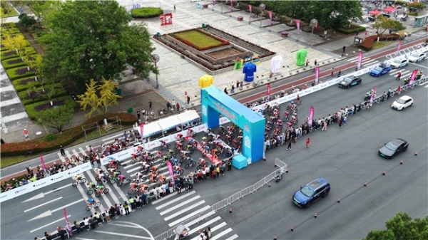 劳里·塔姆斩获2026“犀旺杯”环黄山国际公路自行车赛第二赛段冠军 