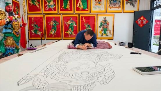 汉吉福非遗传承人许华波： 手绘世界最大贴金门神画，挑战吉尼斯纪录 