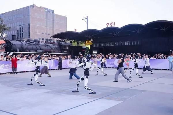 冠军天工，从赛场到艺术场 -- 北京人形×陶身体2团×798"人机共舞"亮相艺术与科技周 