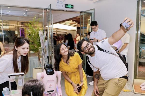 广州“机器人友好家”实景店体验活动举办，助力启元机器人新品发布会举办热潮
