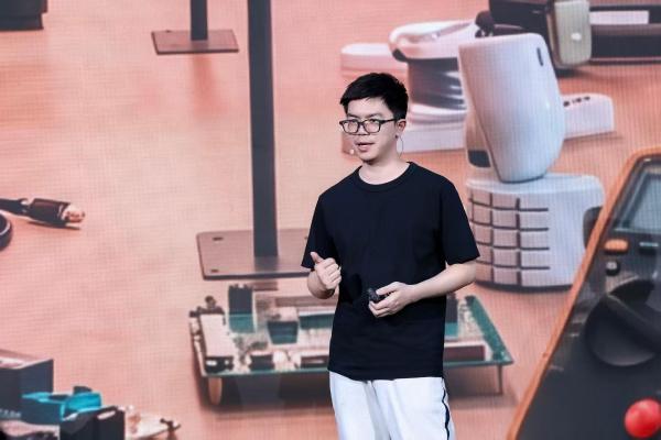 成长伙伴、科技潮玩、开发者画布：稚晖君谈全球首个个人机器人启元Q1的三种可能 