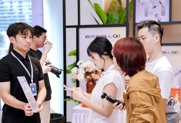 启元机器人新品发布会落幕，深圳门店下单锁定热度高涨 