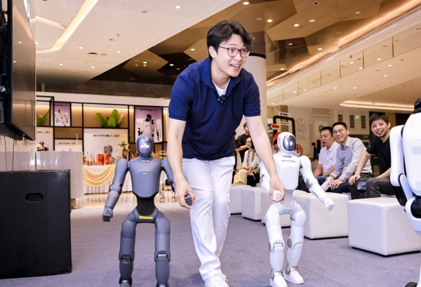 启元机器人新品发布会落幕，深圳门店下单锁定热度高涨 