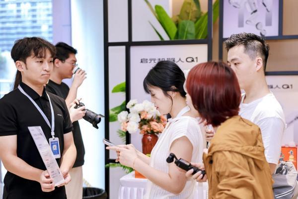 启元机器人新品发布会落幕，深圳门店下单锁定热度高涨 