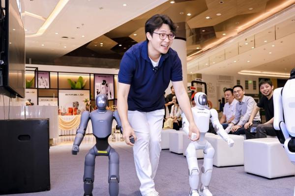 启元机器人新品发布会落幕，深圳门店下单锁定热度高涨 