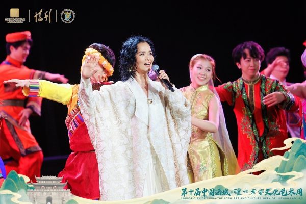群星闪耀泸州 郁可唯高歌引爆十周年荣耀盛典之夜 