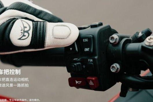 大疆运动相机系列携手张雪机车亮相CIMA2026重庆摩博会：首发车机联动功能，内外双展备受关注 