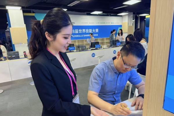 世赛场外的温情：一张证件承载三名东航青年的暖心值守