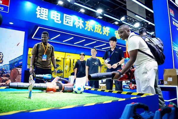 东成首届伐木大赛亮相中国五金博览会，以竞技实战验证园林工具实力 