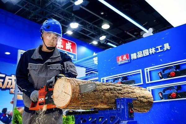 东成首届伐木大赛亮相中国五金博览会，以竞技实战验证园林工具实力 