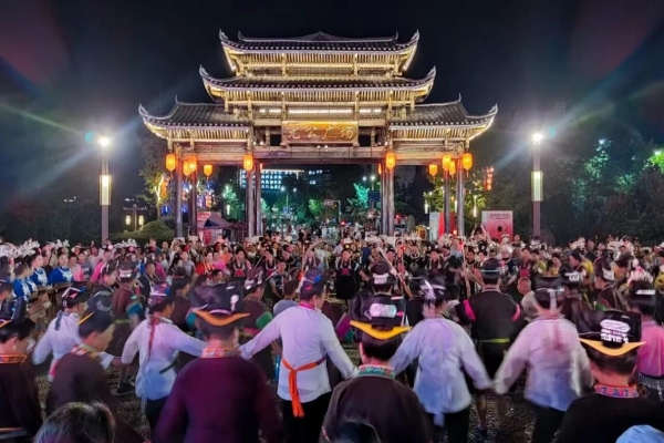 贵州丹寨万达锦华温泉酒店：丹寨苗年氛围感拉满，非遗篝火一次全体验