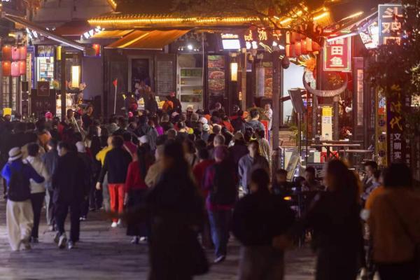 贵州丹寨万达锦华温泉酒店：丹寨苗年氛围感拉满，非遗篝火一次全体验