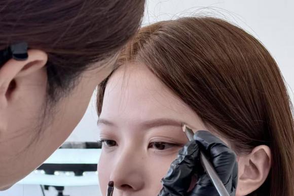 为什么你画眉毛总是不对？张小野纹眉师说：因为你在“套形状”，而不是“读脸” 